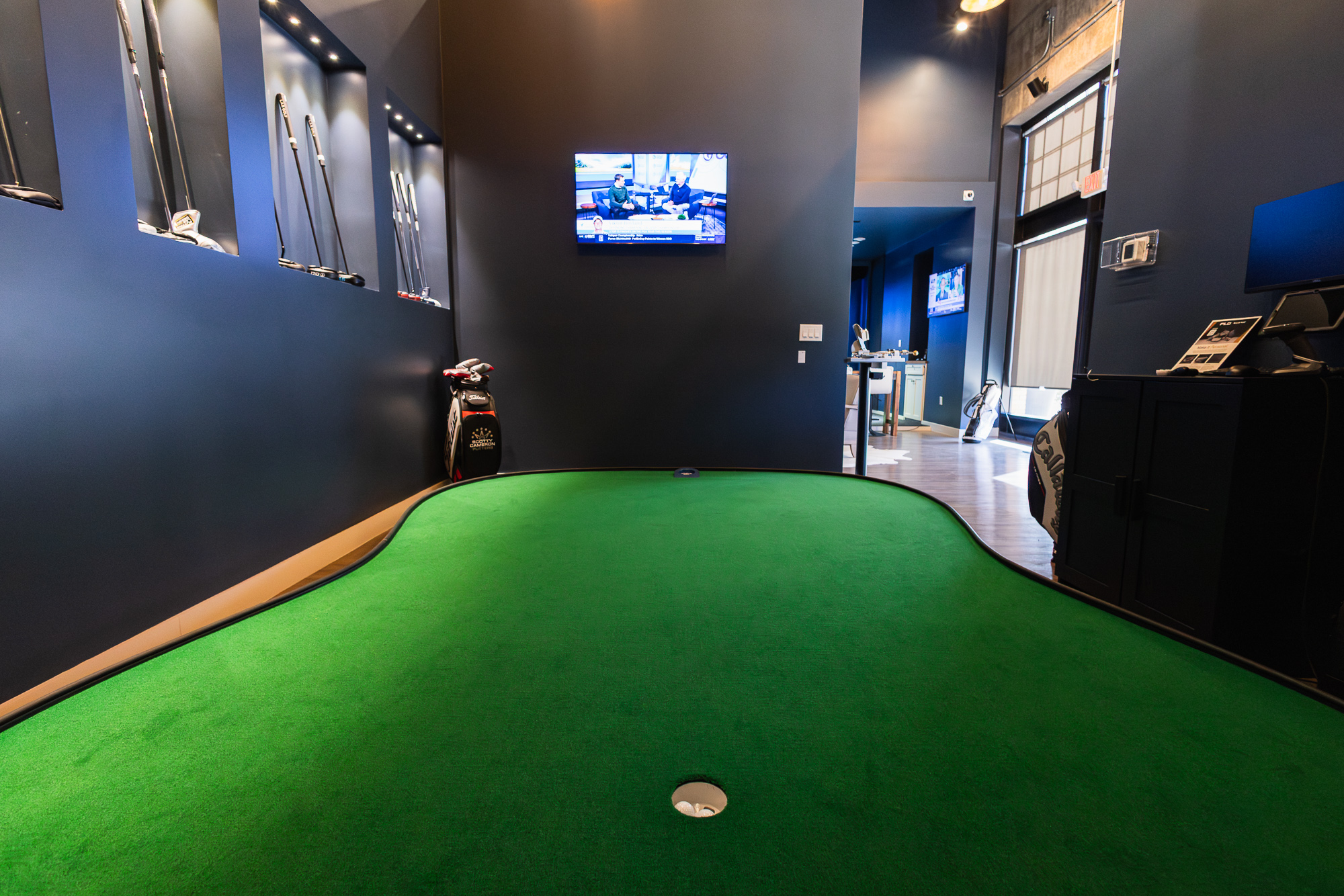 Putting green room